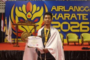 Raffy Ilham Zakiyantono menunjukkan piagam penghargaan dan medali setelah meraih Juara I kategori Kata Perorangan MHS-UMUM Putra pada Airlangga Karate Cup (AUKC) II 2026 di Surabaya (20/9/2026). (Dok. Pribadi)