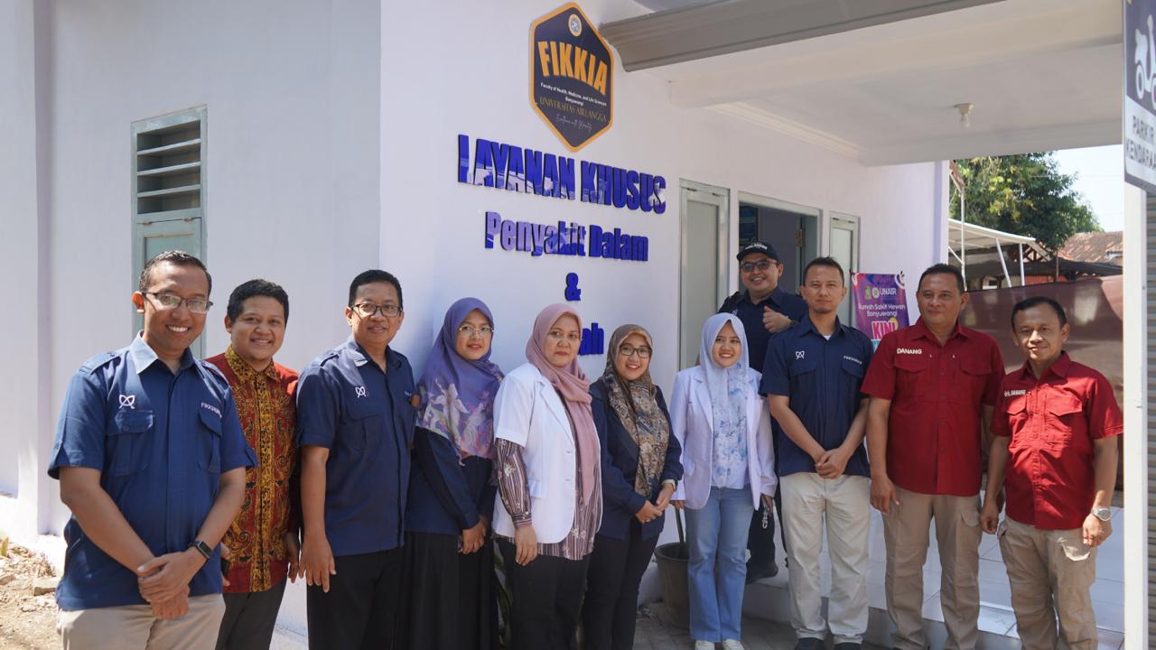 Tim FIKKIA Universitas Airlangga bersama jajaran Rumah Sakit Hewan Banyuwangi berfoto bersama di depan Unit Layanan Khusus Penyakit Dalam dan Bedah setelah peresmian layanan pada Kamis (24/9/2026). (Dok. Kontributor FIKKIA)