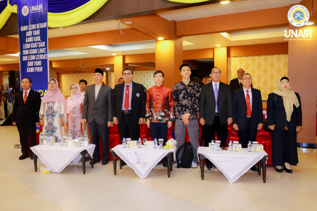 Foto konjen Tiongkok bersama jajaran tamu VIP . (Foto Humas UNAIR)