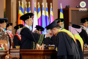 FOTO Rektor UNAIR saat memindahkan tali tasel kepada wisudawan dalam prosesi Wisuda ke-263 UNAIR. (Foto: Humas UNAIR)