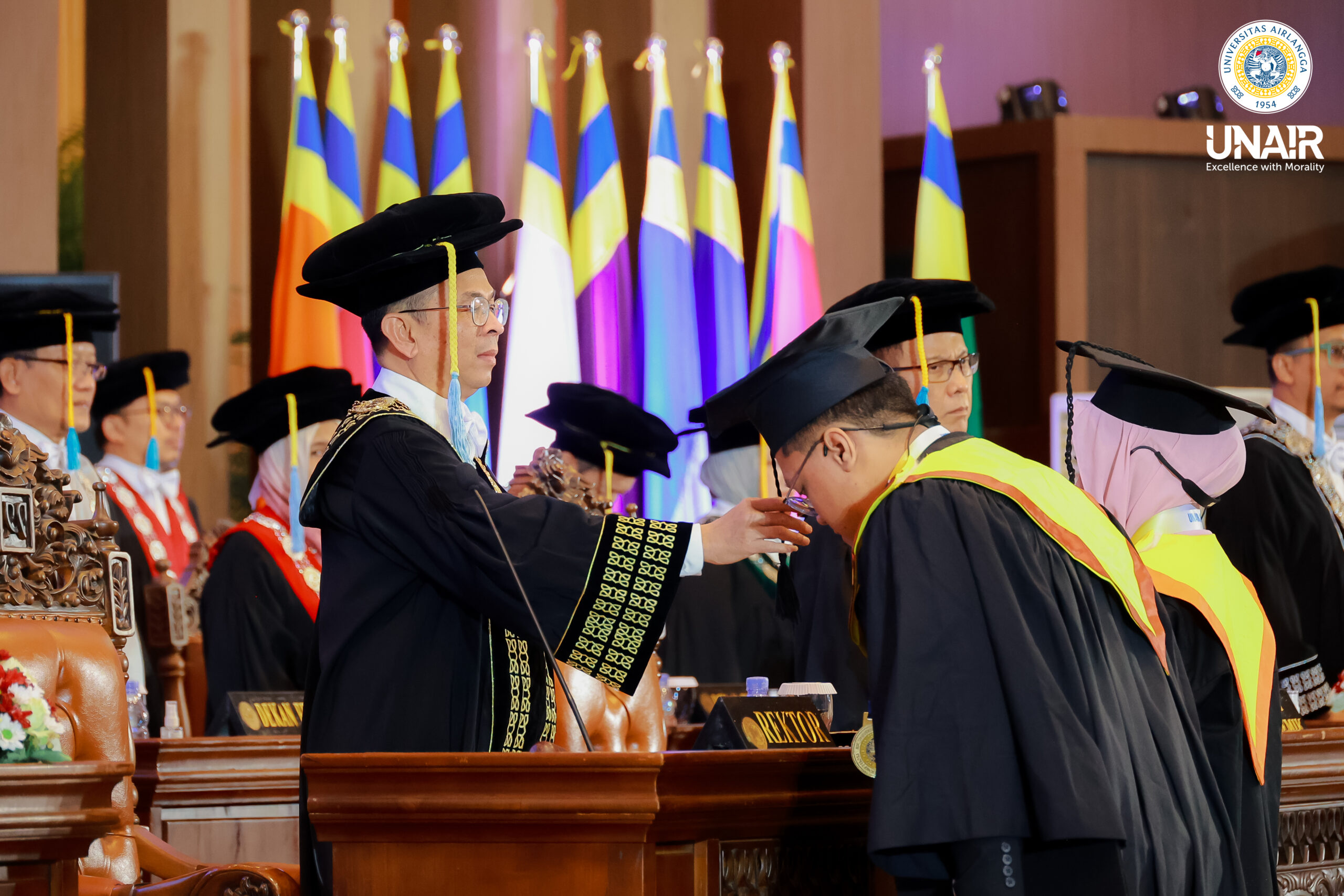 FOTO Rektor UNAIR saat memindahkan tali tasel kepada wisudawan dalam prosesi Wisuda ke-263 UNAIR. (Foto: Humas UNAIR)