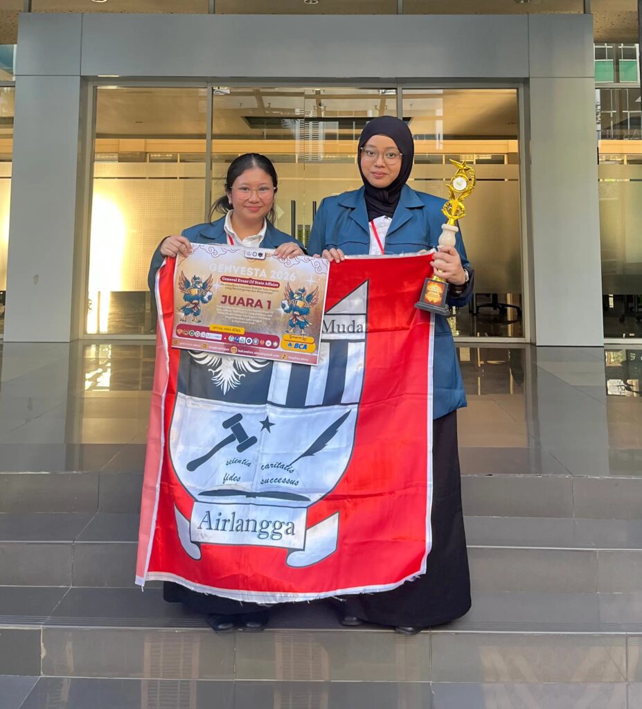 Delegasi Masyarakat Yuris Muda (MYMA) FH UNAIR, Tim Nawasena, Fara Diva Chelsea dan Violin Kurniawan, berhasil meraih Juara 1 lomba esai hukum General Event of State Affairs (GENVESTA) 2026. (Foto: dok. Tim Nawasena )
