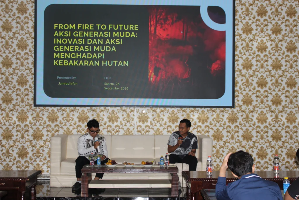 Jamrud Irfan Maulana S Kel, PIC Citizen Science BRUIN, menyampaikan materi mengenai persoalan lingkungan, khususnya isu sungai, serta pentingnya keterlibatan masyarakat melalui pendekatan citizen science dalam Seminar Nasional Ecological Solutions for Sustainability (ESS). Kegiatan yang diselenggarakan Kementerian Lingkungan Hidup BEM Universitas Airlangga tersebut berlangsung di GRAMIK, Kampus Dharmahusada-A, Sabtu (26/9/2026). (Foto: Tim Media ESS)