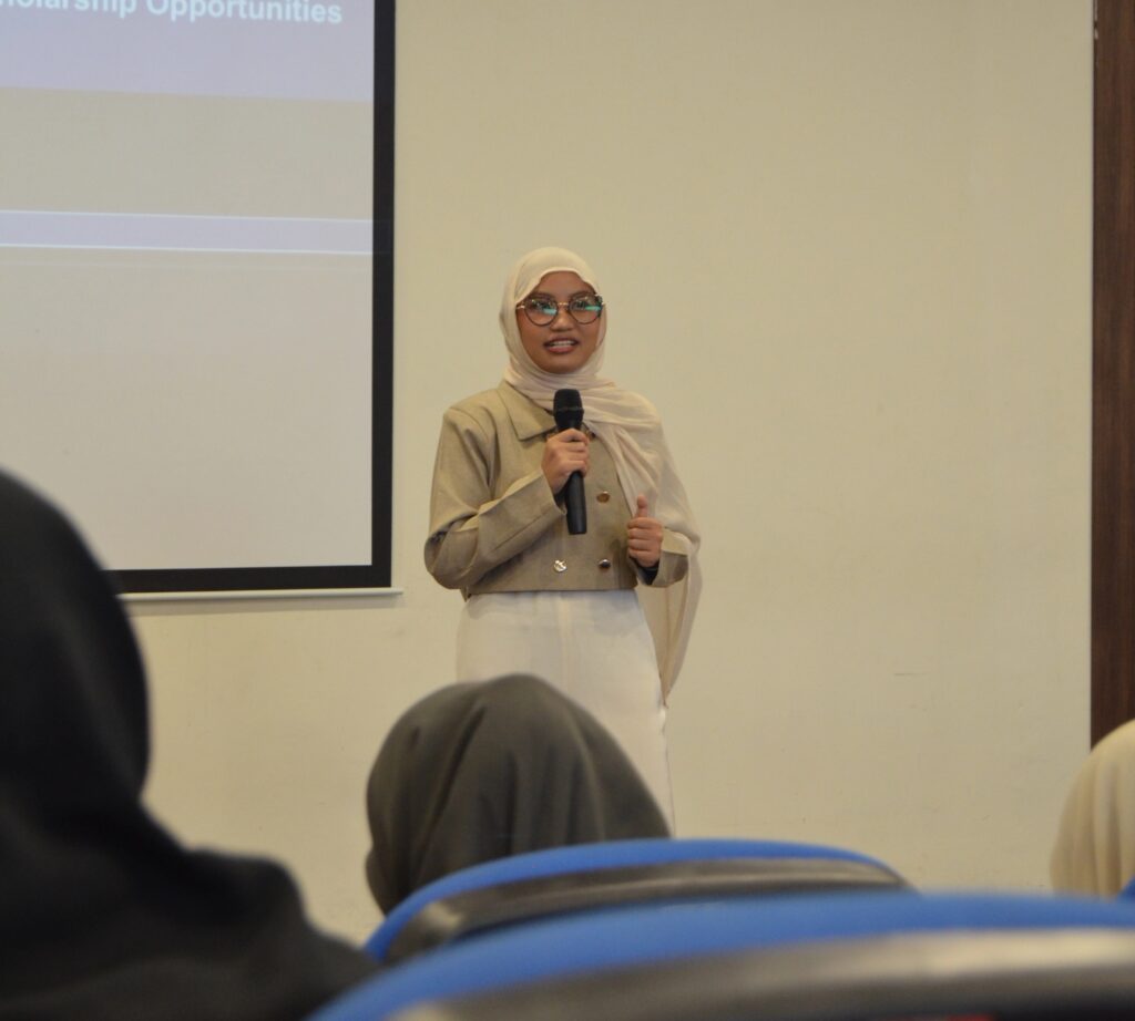 Nafiesa Zahra, penerima Beasiswa Bakti BCA 2024 dan Bakti Nusa 2025, membagikan pengalaman serta strategi persiapan seleksi beasiswa dalam kegiatan Mentoring Beasiswa Vol. 2 yang diselenggarakan Badan Eksekutif Mahasiswa (BEM) Universitas Airlangga melalui Kementerian Advokasi dan Kesejahteraan Mahasiswa, Sabtu (26/9/2026). (Foto: Tim Media Mentoring Beasiswa Vol. 2)