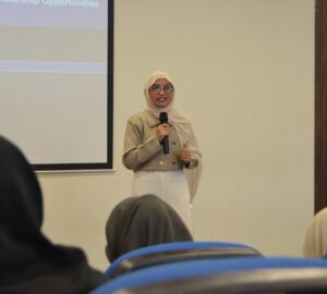 Nafiesa Zahra, penerima Beasiswa Bakti BCA 2024 dan Bakti Nusa 2025, membagikan pengalaman serta strategi persiapan seleksi beasiswa dalam kegiatan Mentoring Beasiswa Vol. 2 yang diselenggarakan Badan Eksekutif Mahasiswa (BEM) Universitas Airlangga melalui Kementerian Advokasi dan Kesejahteraan Mahasiswa, Sabtu (26/9/2026). (Foto: Tim Media Mentoring Beasiswa Vol. 2)