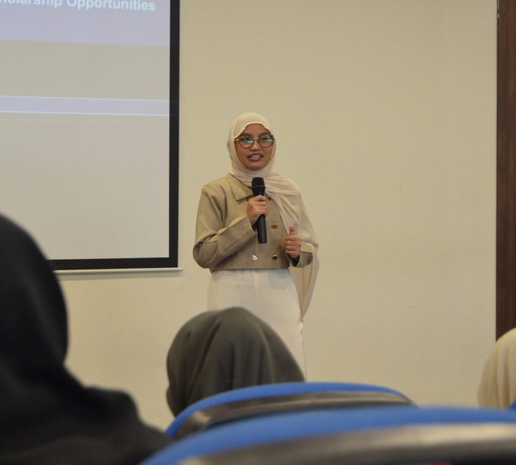 Nafiesa Zahra, penerima Beasiswa Bakti BCA 2024 dan Bakti Nusa 2025, membagikan pengalaman serta strategi persiapan seleksi beasiswa dalam kegiatan Mentoring Beasiswa Vol. 2 yang diselenggarakan Badan Eksekutif Mahasiswa (BEM) Universitas Airlangga melalui Kementerian Advokasi dan Kesejahteraan Mahasiswa, Sabtu (26/9/2026). (Foto: Tim Media Mentoring Beasiswa Vol. 2)