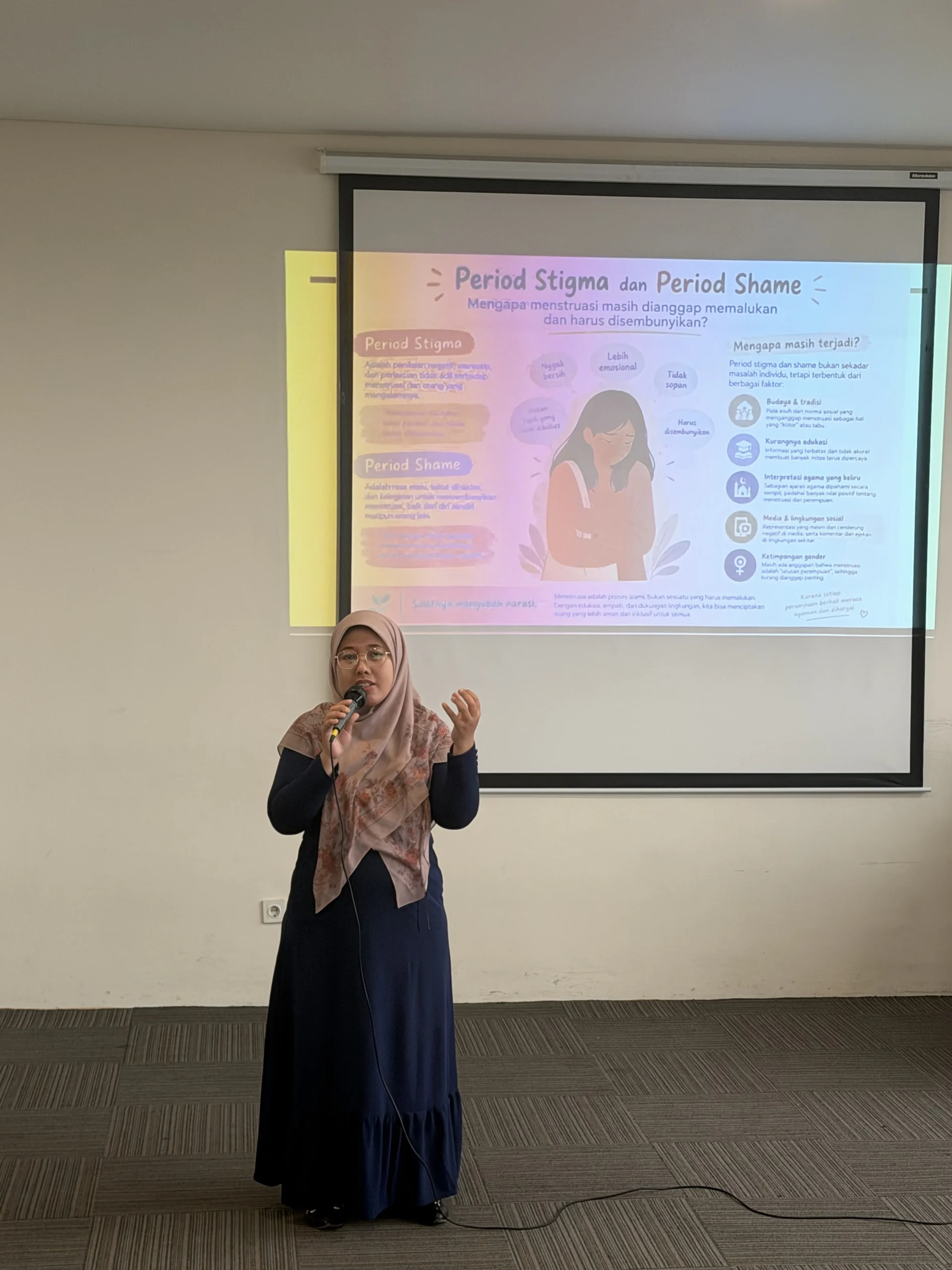 Valina Khiarin Nisa, S.Psi., M.Sc. menjelaskan keterkaitan kondisi psikologis dengan pengalaman menstruasi perempuan dalam sesi edukasi PeriodCare di GKB 2.06 Kampus MERR-C, Sabtu (19/9/2026). (Foto: Tim Media PeriodCare)