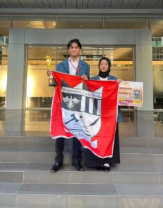 Delegasi Masyarakat Yuris Muda (MYMA) FH UNAIR, Tim Cakrawana, Pipink Syahila dan Amroe Farel Faraja, berhasil meraih Juara 3 lomba esai hukum General Event of State Affairs (GENVESTA) 2026. (Foto: dok. Tim Cakrawana)