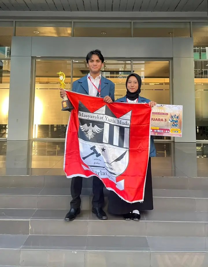 Delegasi Masyarakat Yuris Muda (MYMA) FH UNAIR, Tim Cakrawana, Pipink Syahila dan Amroe Farel Faraja, berhasil meraih Juara 3 lomba esai hukum General Event of State Affairs (GENVESTA) 2026. (Foto: dok. Tim Cakrawana)