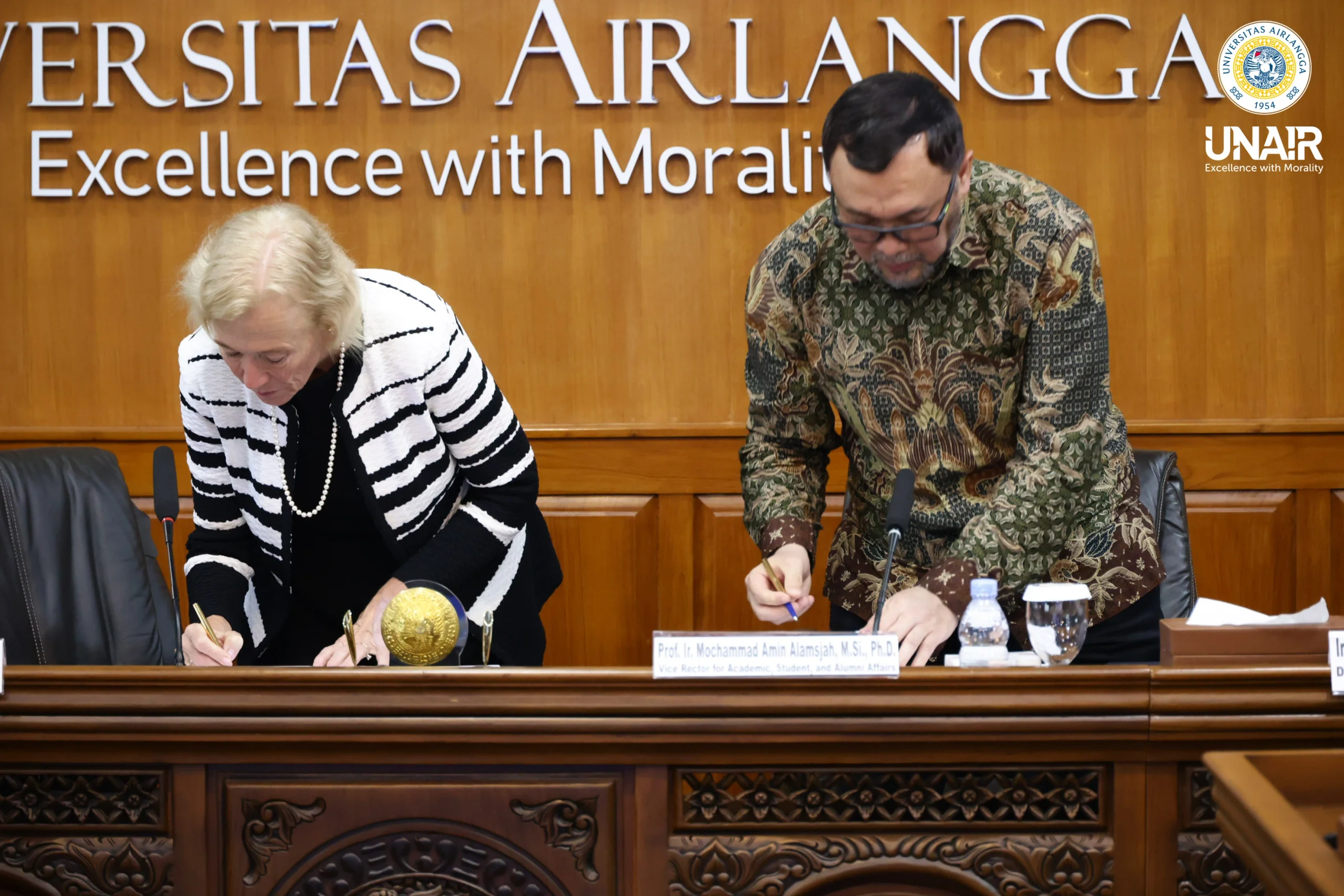(Kanan) Prof Ir Mochammad Amin Alamsjah MSi PhD menandatangani MoU bersama (Kiri) Wakil Rektor Bidang Manajemen Penerimaan Mahasiswa dan Keterlibatan Akademik LMU, Maureen Wetherall