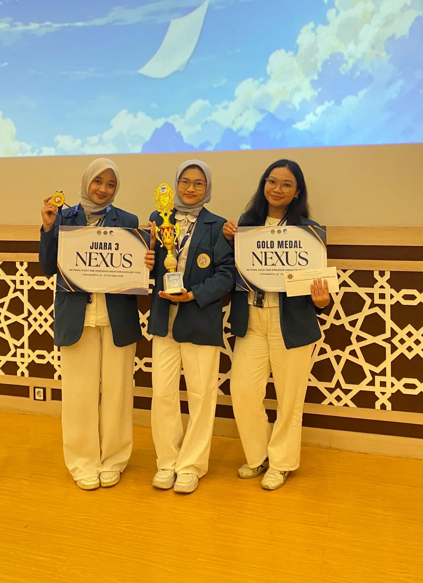 Tim HEMO-CHECK berhasil menorehkan prestasi dalam ajang NEXUS (National Essay and Expression Union for Scholars) 2026. Tim ini meraih Juara 3 dan Gold Medal pada kompetisi yang diselenggarakan di Yogyakarta, (26/10/2026). (Dok. Tim HEMO-CHECK)