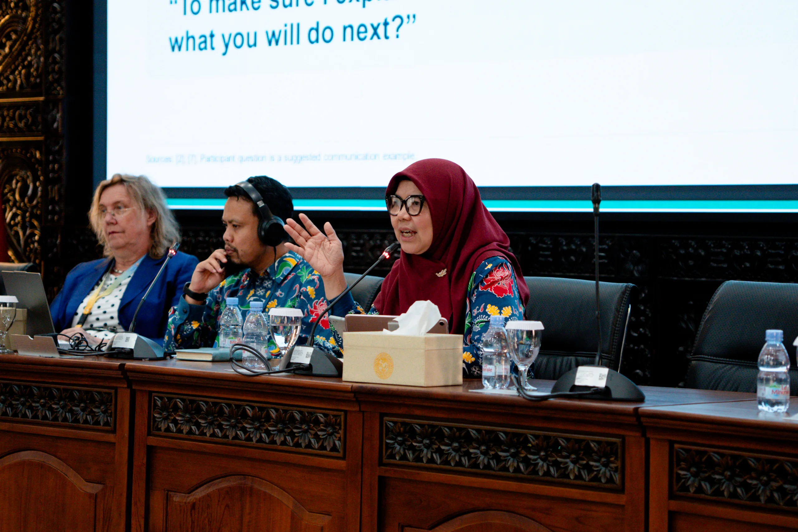 Dr Sarah Handayani SKM selaku Ketua PPPKMI Pusat memberikan materi pada sesi Satellite conference. (Foto: AGT UNAIR)