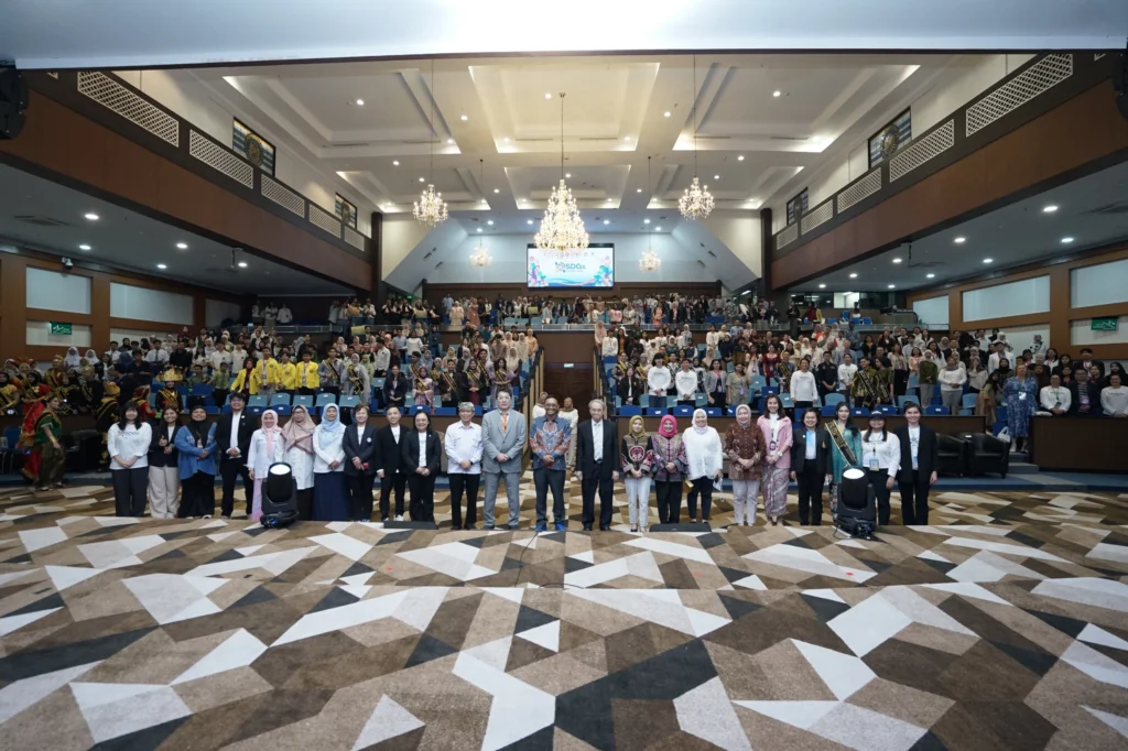 Wakil Rektor Bidang Riset, Inovasi, dan Community Development UNAIR, Prof dr Muhammad Miftahussurur MKes SpPD-KGEH PhD FINASIM saat menyampaikan sambutannya pada penutupan SDGs Connect. (Foto: Humas UNAIR)