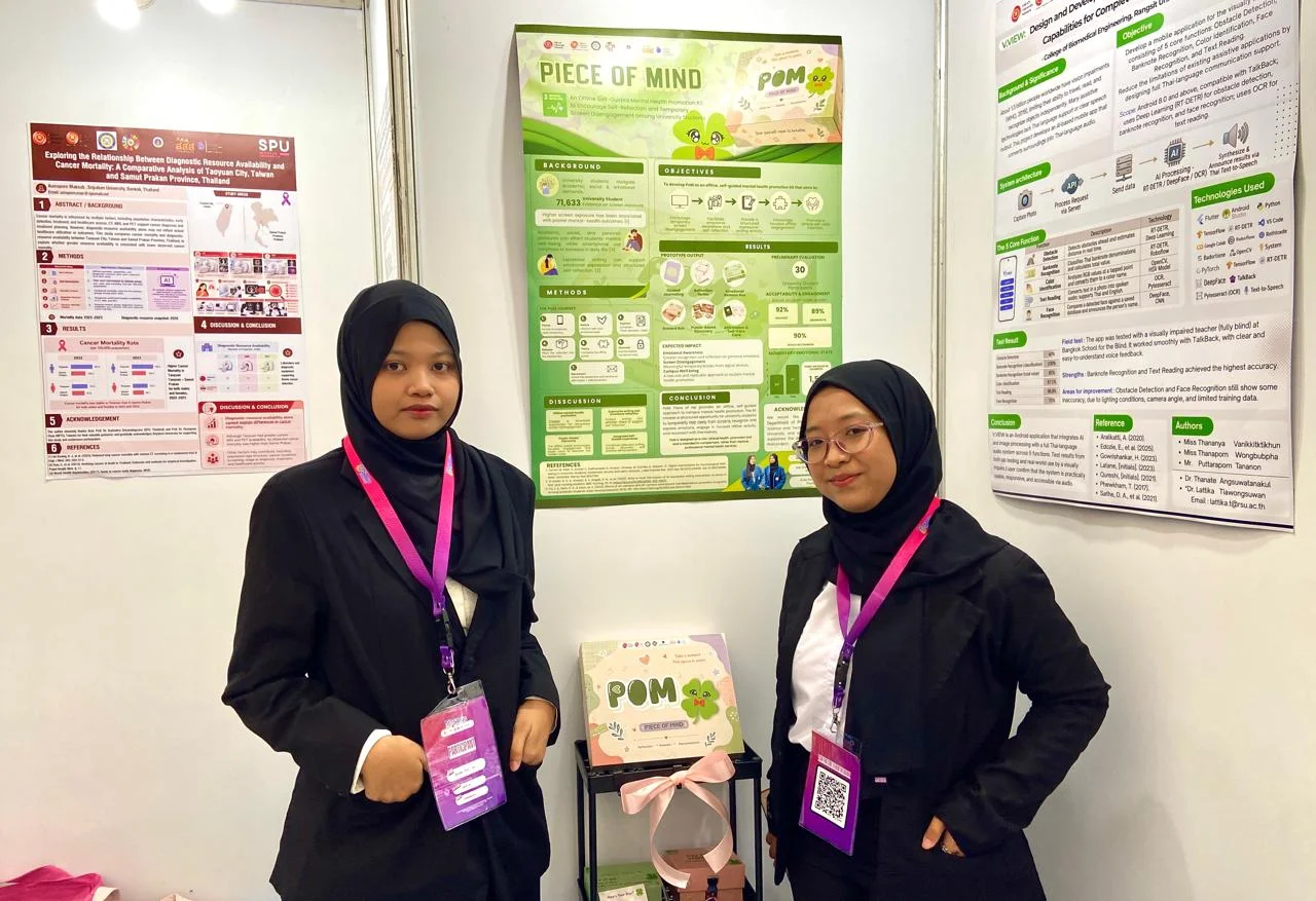 Ade Shendy Aulia Ashari dan Aulia Dwi Wijayanti saat memaparkan inovasi Piece of Mind (PoM) dalam ajang SDGs CONNECT 2026 di Kampus C UNAIR, Rabu (14/10/2026). (Foto: M Yasir Dharmawan Diniy)