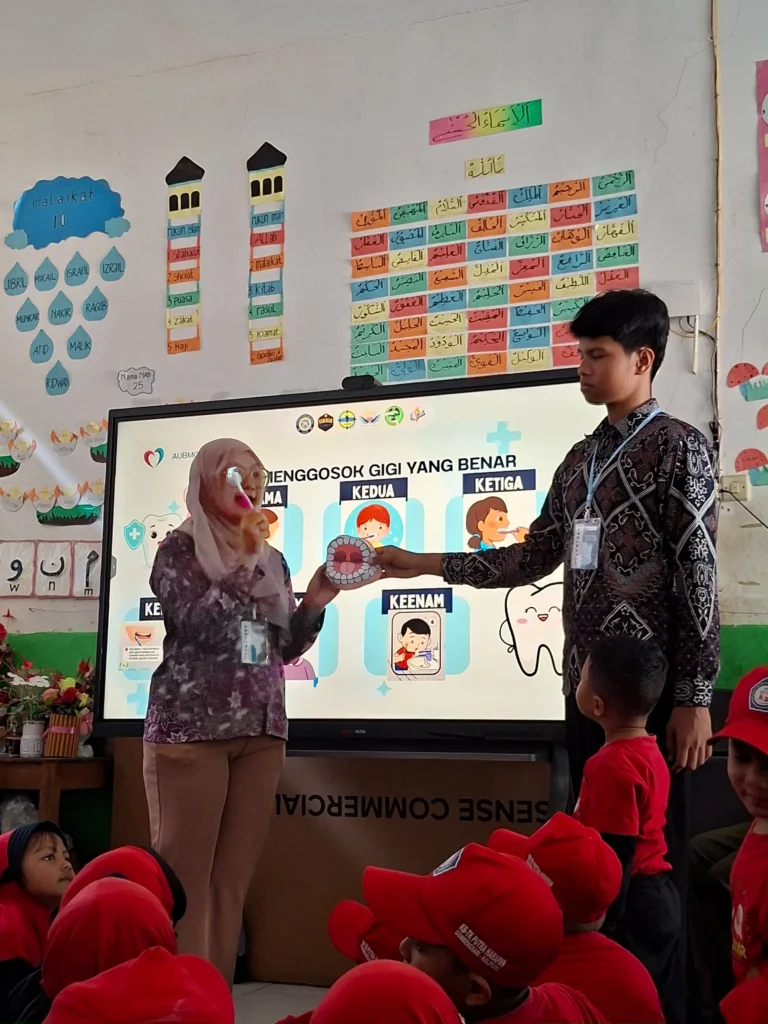 Edukasi cara menyikat gigi yang benar di TK Putra Harapan, Gombengsari (10/10/2026). (Dok. Tim Abdi Isun x AUBMO Mengajar)