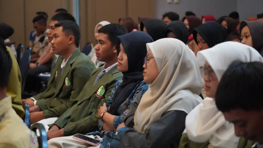 Peserta Youth Forum Synergy menyimak pemaparan materi (16/10/2026).(Dok. Fikkia News)