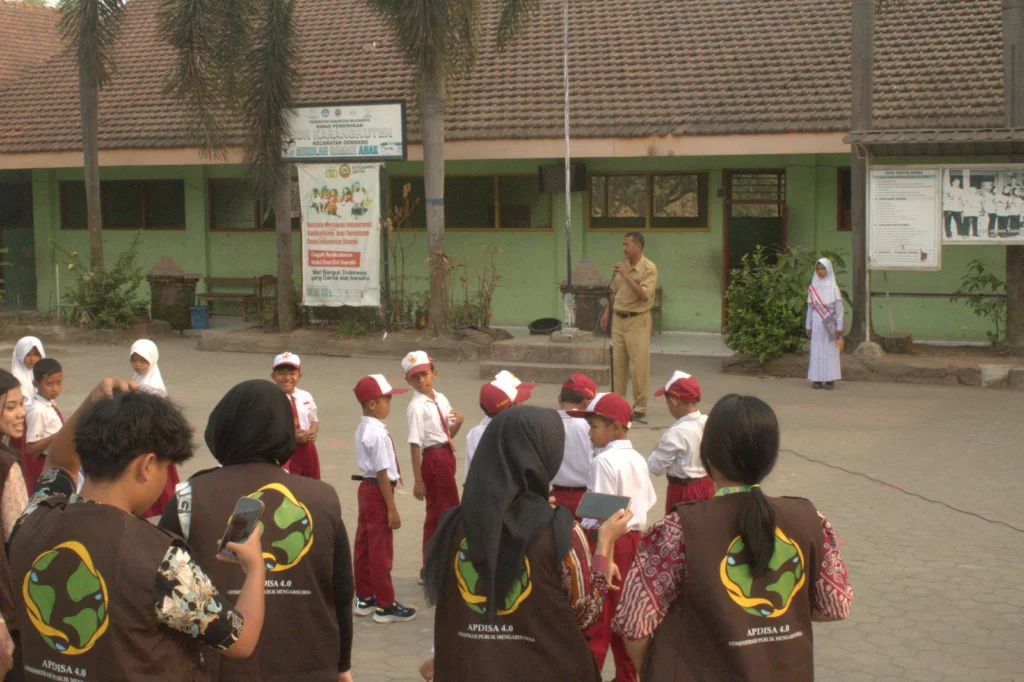 Gambar Melatih Upacara Bendera Siswa-Siswi SDN Karangkuten
(Sumber: Dokumentasi Penulis)