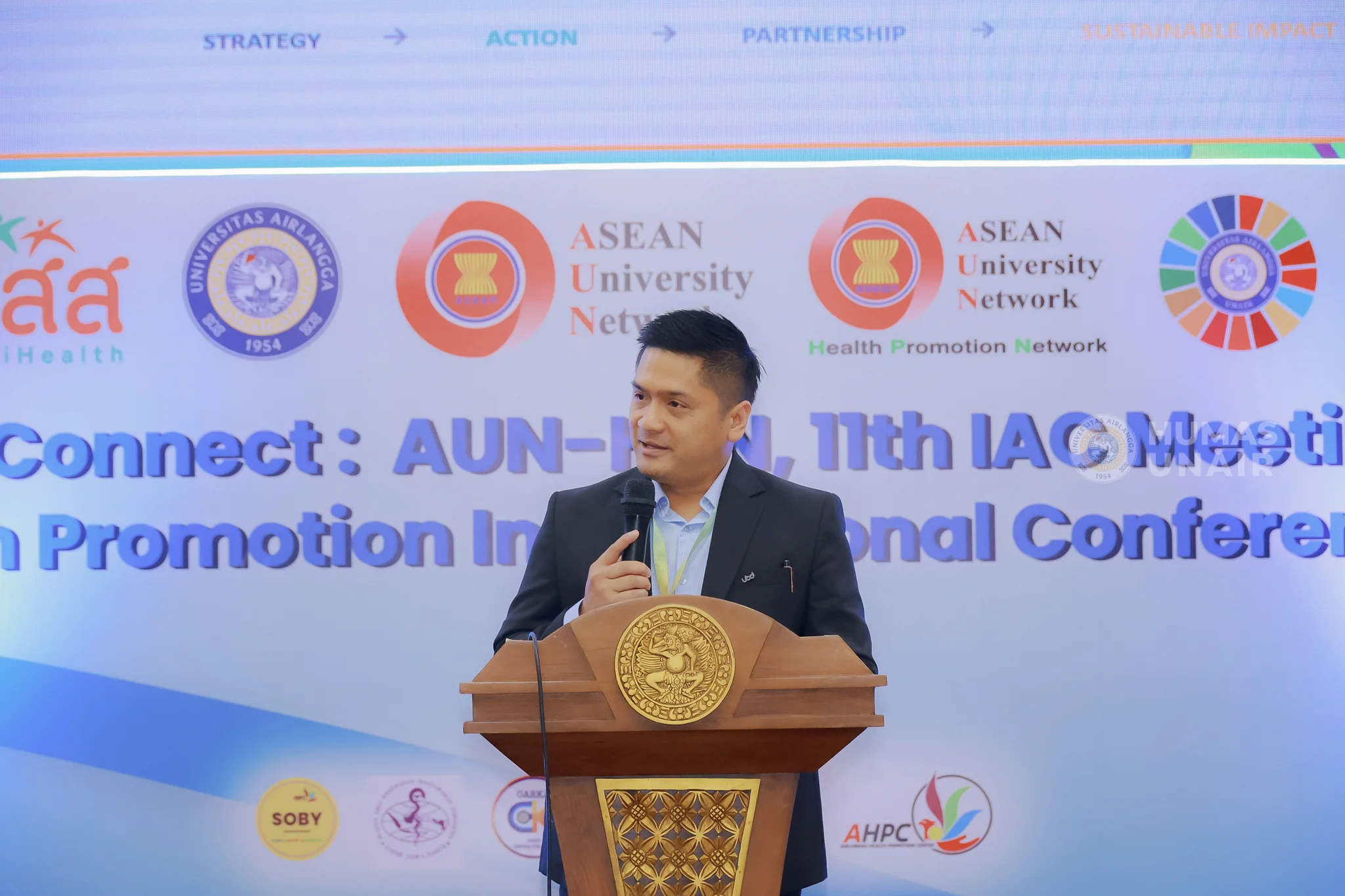 Dr Deeni Rudita bin Idris dari Universiti Brunei Darussalam (UBD) saat memaparkan materi pada sesi Panel Healthy Universities. (Foto: Humas UNAIR)