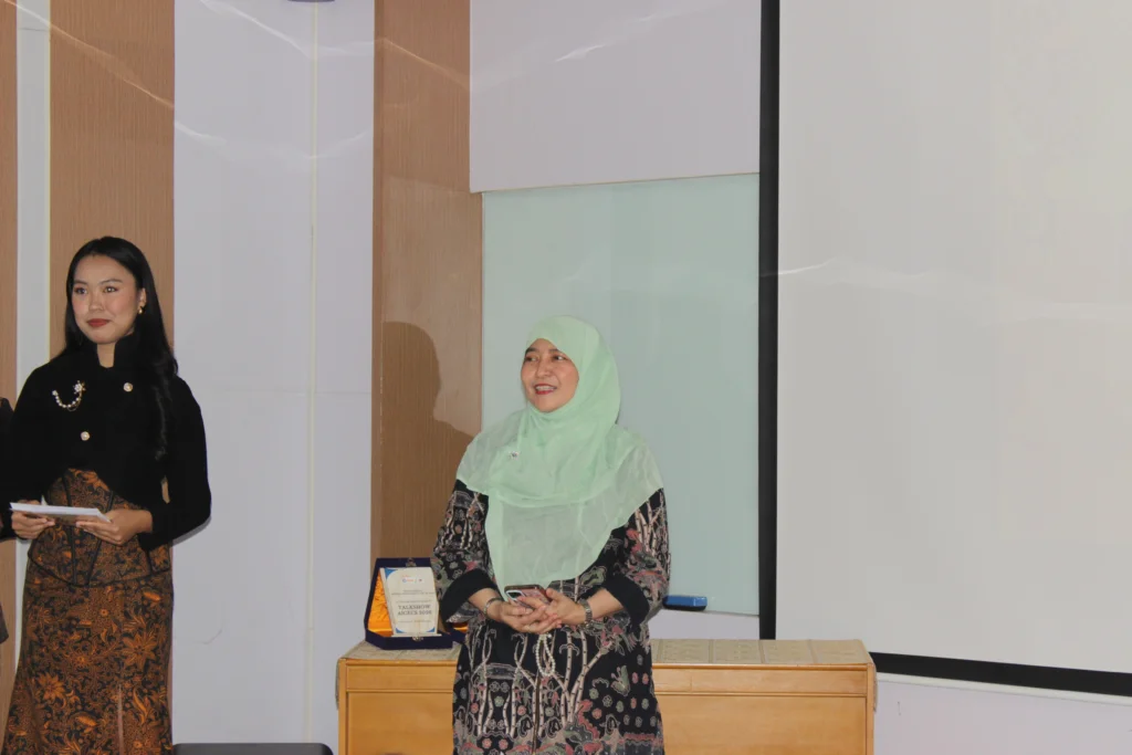 Wakil Dekan III FIB UNAIR Dewi Meyrasyawati SS MA MHum PhD saat menyampaikan sambutan dalam pembukaan program AICECS 2026 di Universitas Airlangga, Selasa (27/10/2026). (Foto: Istimewa)