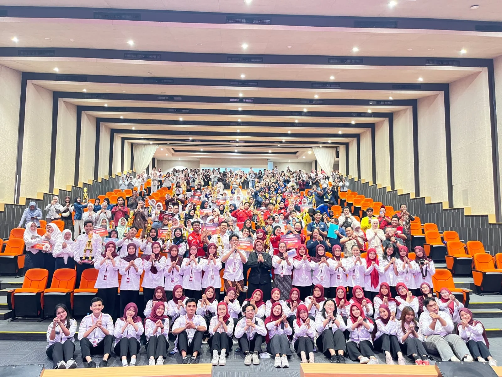Peserta dan panitia AIRCCOMFEST berfoto bersama