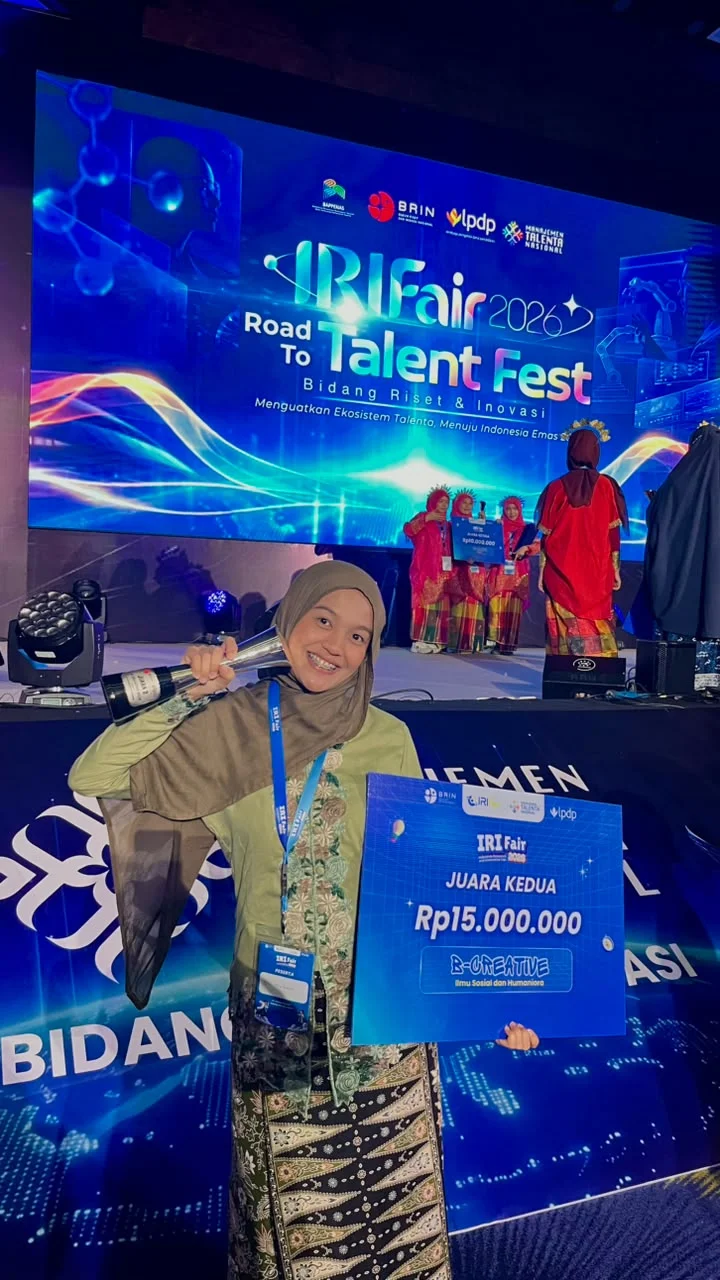 Elis Mardianti, mahasiswa Magister (S2) Kebijakan Publik, Universitas Airlangga (UNAIR) saat menerima penghargaan Juara 2 B-Creative Klaster Sosial Humaniora dalam ajang Indonesia Research and Innovation Fair 2026 (IRIFAIR 2026) yang diselenggarakan oleh Badan Riset dan Inovasi Nasional (BRIN) pada Jumat (24/9/2026). (Foto: Elis Mardianti)