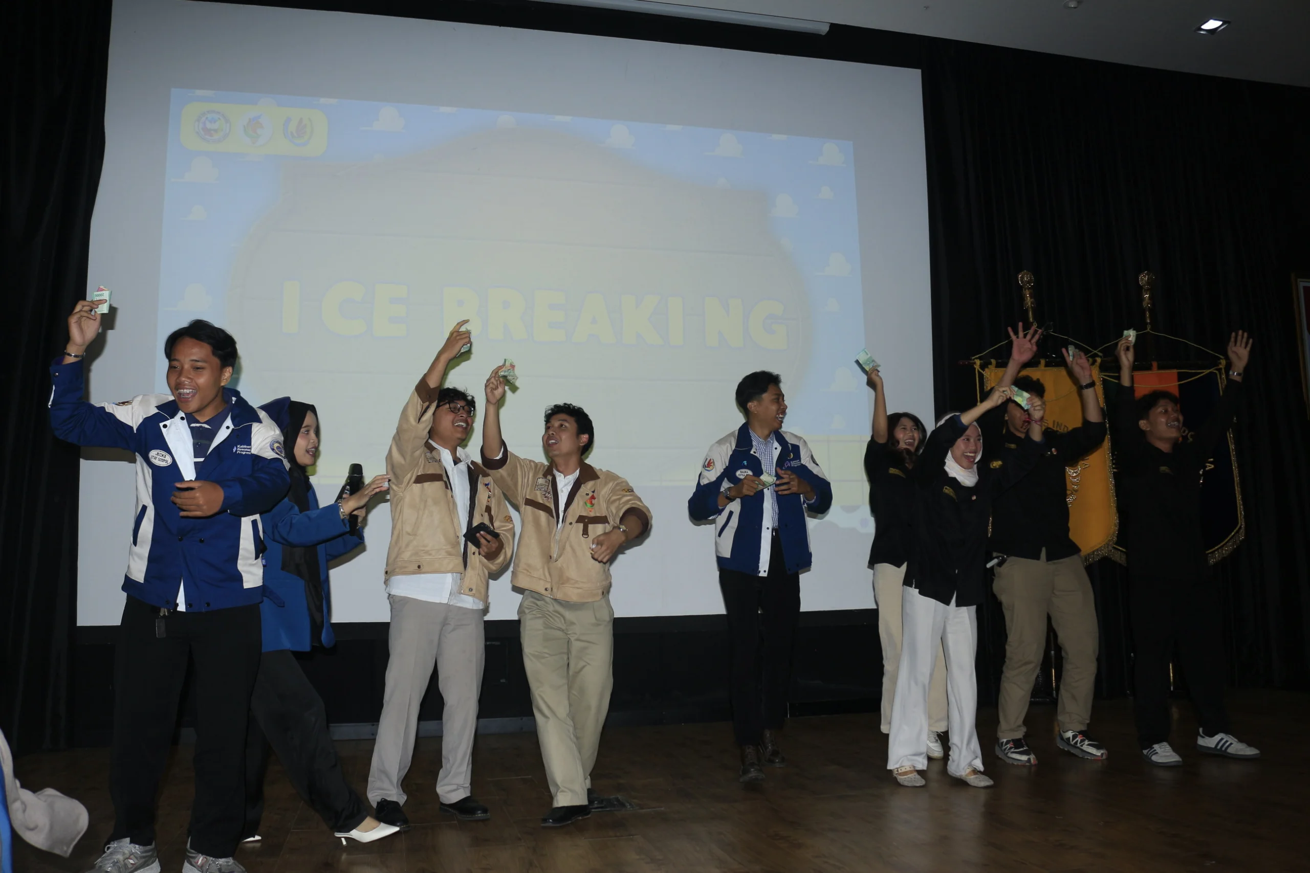 Foto delegasi dalam keseruan ice breaking mempererat bonding (24/10/26)