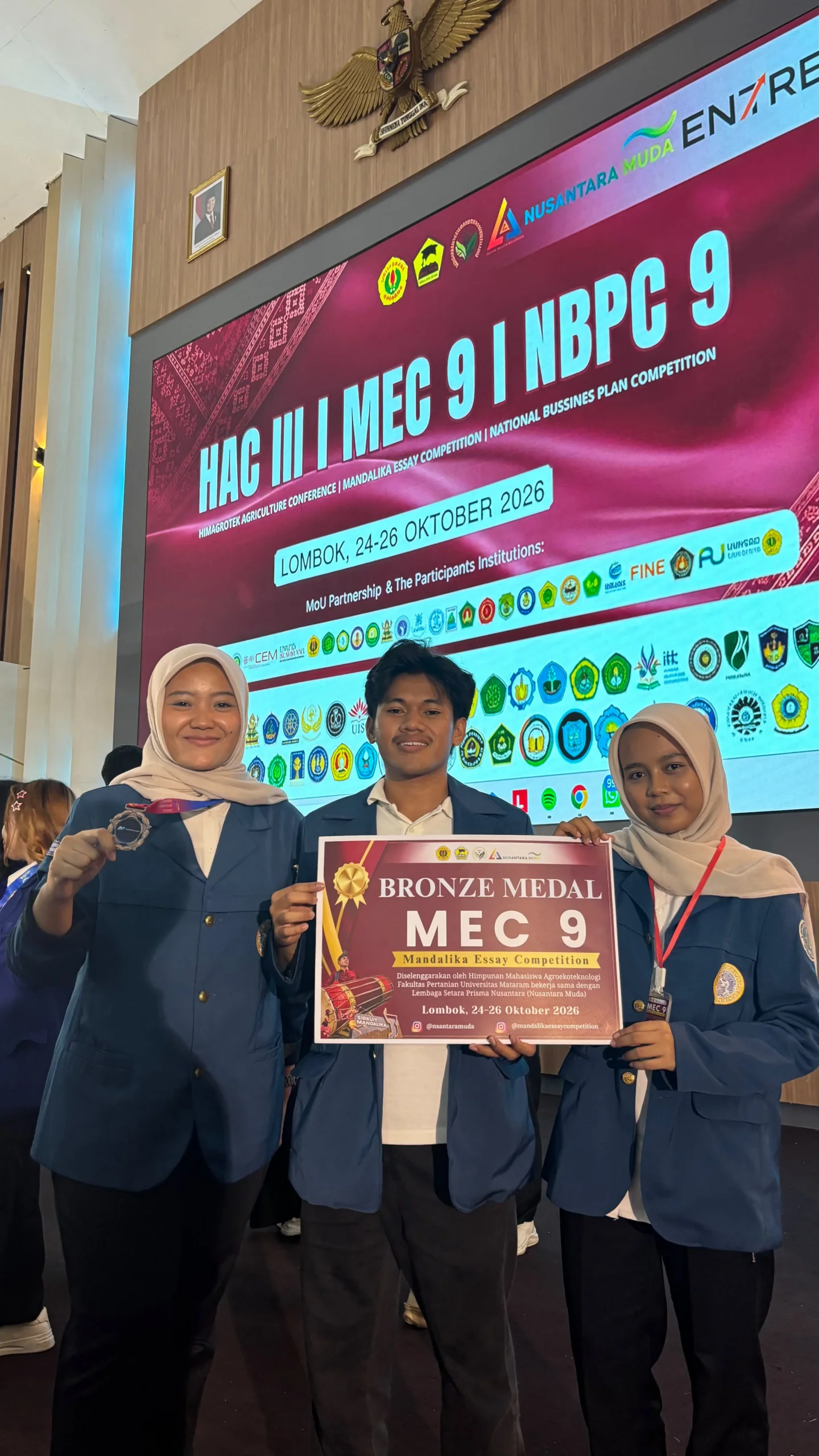 Tim mahasiswa Akuakultur FPK UNAIR (dari kiri ke kanan: Regita Aurelia Azzahra, Moch. Birr Bik Maylandry, dan Rizka Aulya Ramadhani) mengabadikan momen dengan piagam Bronze Medal usai penganugerahan Mandalika Essay Competition (MEC) 9 di Auditorium Universitas Mataram, Lombok. (Foto: Dok. Istimewa)
