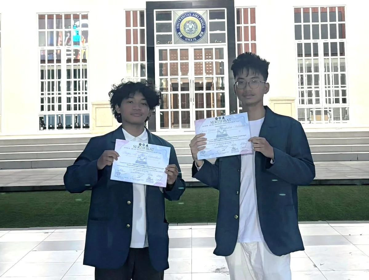 Bagus Al Afiat Ramadhani dan Jewis Garcia Pangihutan Sidauruk raih prestasi dalam ajang Mathematics Festival Essay Competition 2026 (Foto : istimewa).