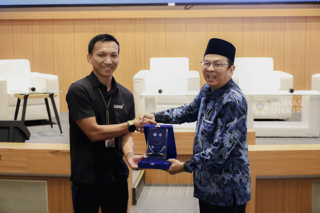 Simbolis kerja sama antara UNAIR dan Indosat dalam acara Campus Data Week
