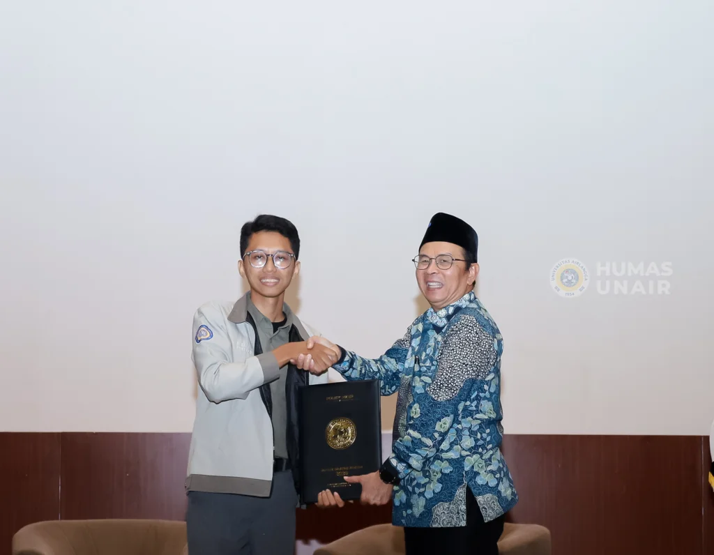 Presiden BEM UNAIR M Rizqi Senja Virawan (kiri) secara simbolis menyerahkan dokumen policy brief kepada Rektor UNAIR Prof Dr Muhammad Madyan SE MSi MFin (kanan) pada forum Duduk Bareng Rektor di Gedung ASEEC Tower, Rabu (28/10/2026). (Foto: Humas Unair)