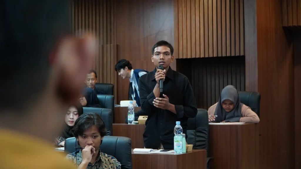 eserta Sekolah Jurnalistik dalam sesi tanya jawa pada Sabtu (24/10/2026) di Ruang Dewaruci, Gedung Airlangga Convention Center (ACC), Kampus MERR-C UNAIR (foto: Humas Muda FIB)