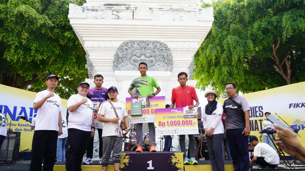 Pemenang FIKKIA RUN 2026 Kategori 10K PUBLIC MALE berfoto di atas podium di Gesibu Blambangan (18/10/2026). (Dok. Tim Dok. FIKKIA RUN 2026)