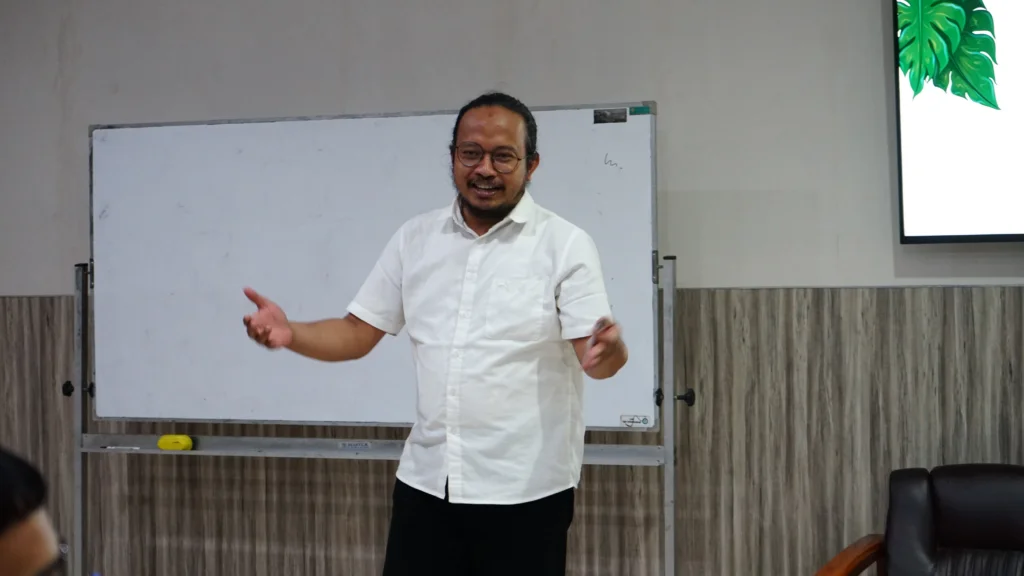 Dr Abimardha Kurniawan S Hum MA saat memberikan materi tentang persiapan skripsi kepada mahasiswa dalam acara Bincang Skripsi pada Jumat (23/10/2026) di Ruang Herodotus B, Gedung Fakultas Ilmu Budaya (FIB), UNAIR Kampus Dharmawangsa-B UNAIR (foto: panitia)