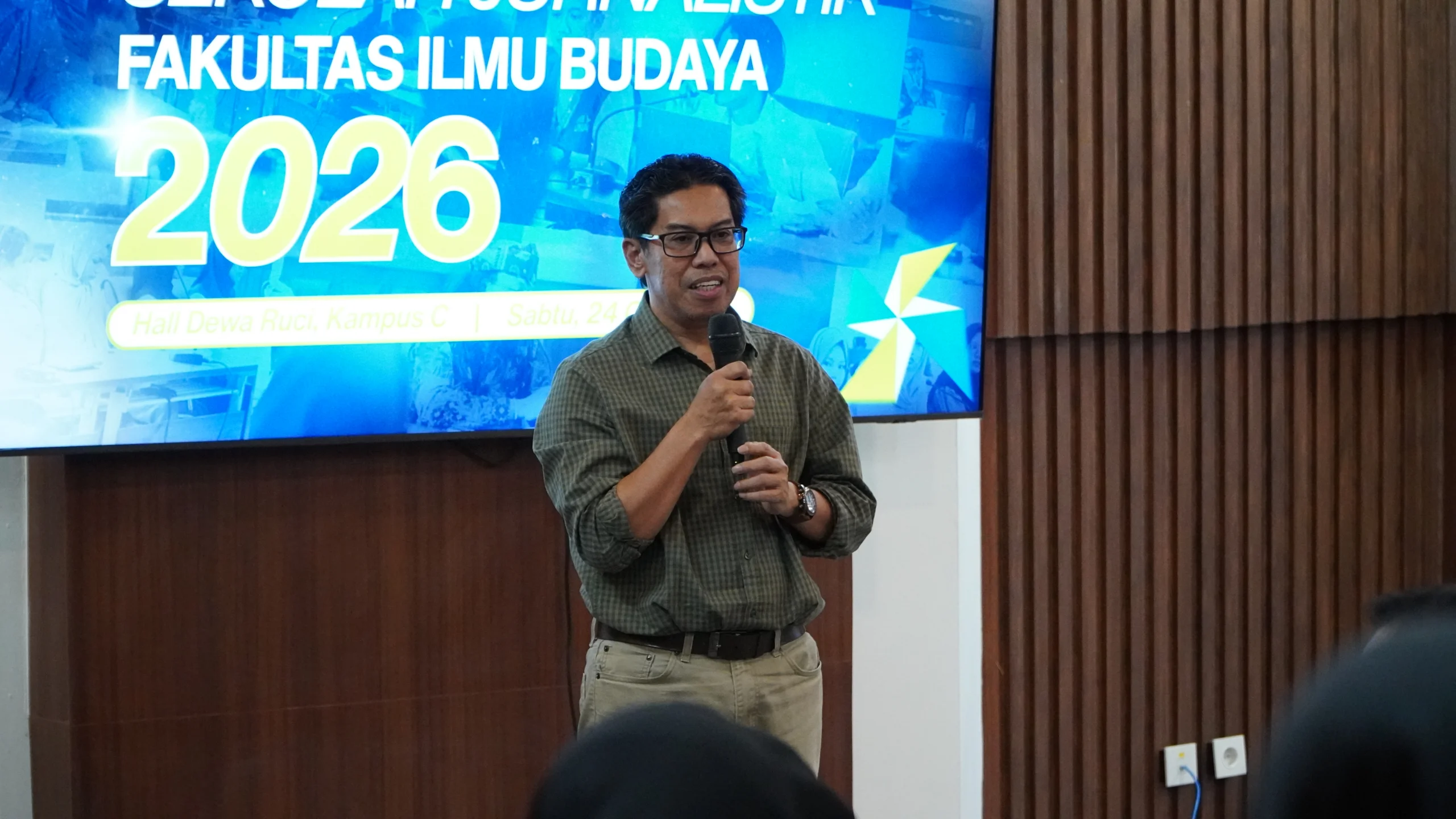 Wakil Dekan Tiga FIB UNAIR, Prof Dr Sarkawi SS MHum saat menyampaikan sambutannya dalam Sekolah Jurnalistik pada Sabtu (24/10/2026) di Ruang Dewaruci, Gedung Airlangga Convention Center (ACC), Kampus MERR-C UNAIR (foto: Humas Muda FIB)