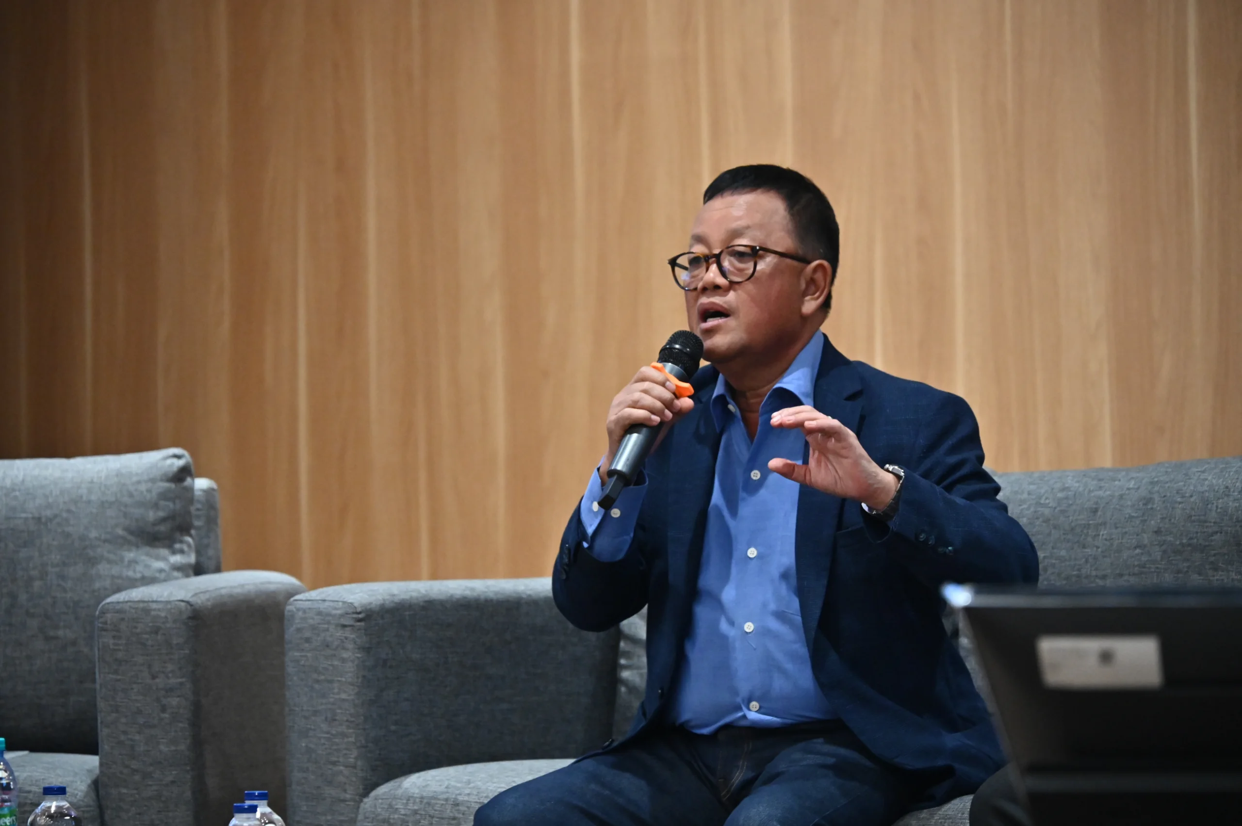 Sugeng Suparwoto MT memaparkan arah legislasi dan desain pengaturan kegiatan usaha hulu dalam Rancangan Undang-Undang (RUU) Migas. (Foto: Humas FH UNAIR)