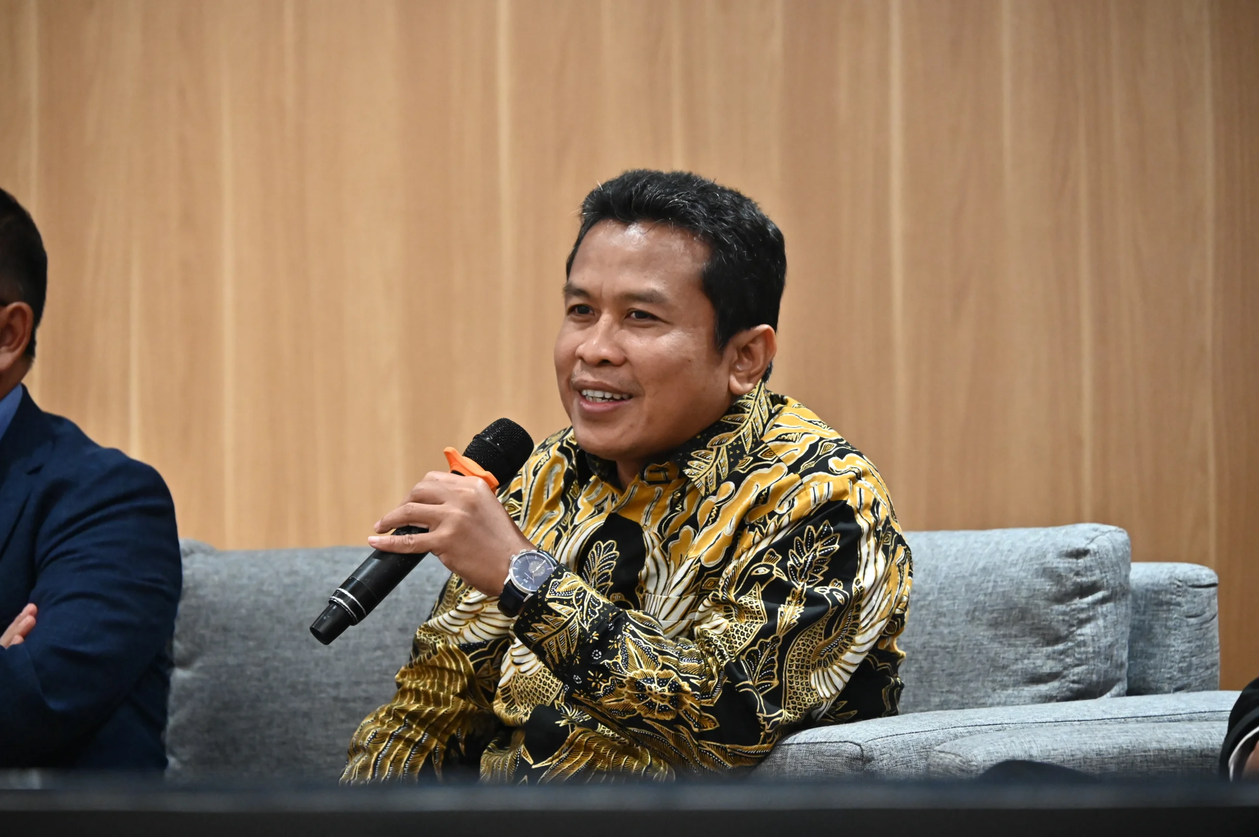 Dr Muhammad Kholid Syerasi MSi menjelaskan Rancangan Undang-Undang (RUU) Migas dalam perspektif kebijakan energi nasional dalam Seminar Nasional (Foto : Humas FH UNAIR)