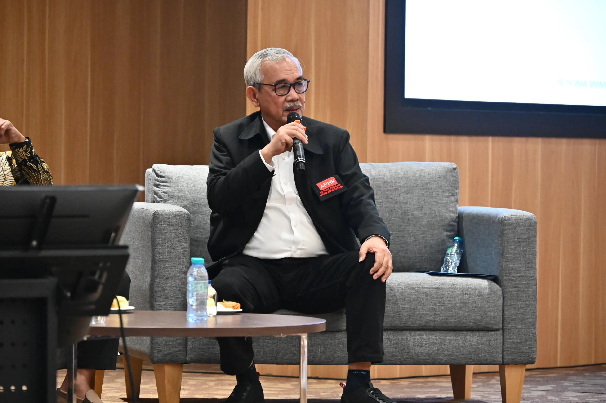 Prof Dr Yohanes Sogar Simamora SH MHum FCBArb CCD CMC menjelaskan kepastian investasi dan perlindungan hubungan kontraktual dalam Kontrak Kerja Sama (KKS) hulu migas. (Foto : Humas FH UNAIR)