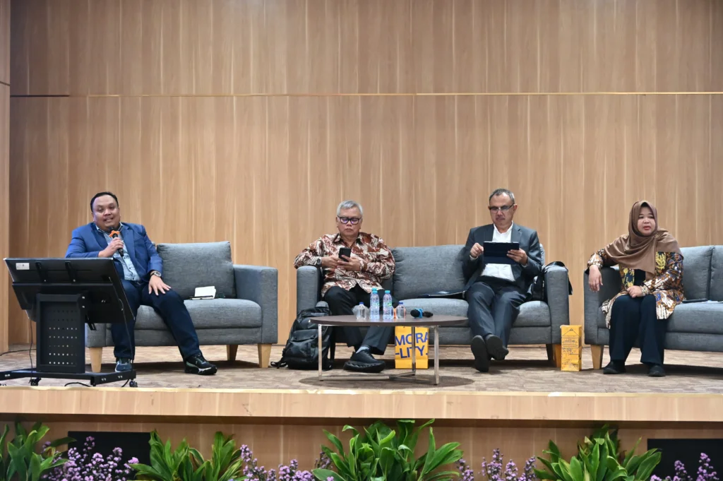 FOTO dari kiri ke kanan Dr Didik Sasono Setyadi SH MH, Prof Dr Nur Basuki Minarno SH MHum, dan Prof Dr Sri Winarsi SH MH bersiap menyampaikan seminar. (Foto: Humas FH UNAIR).