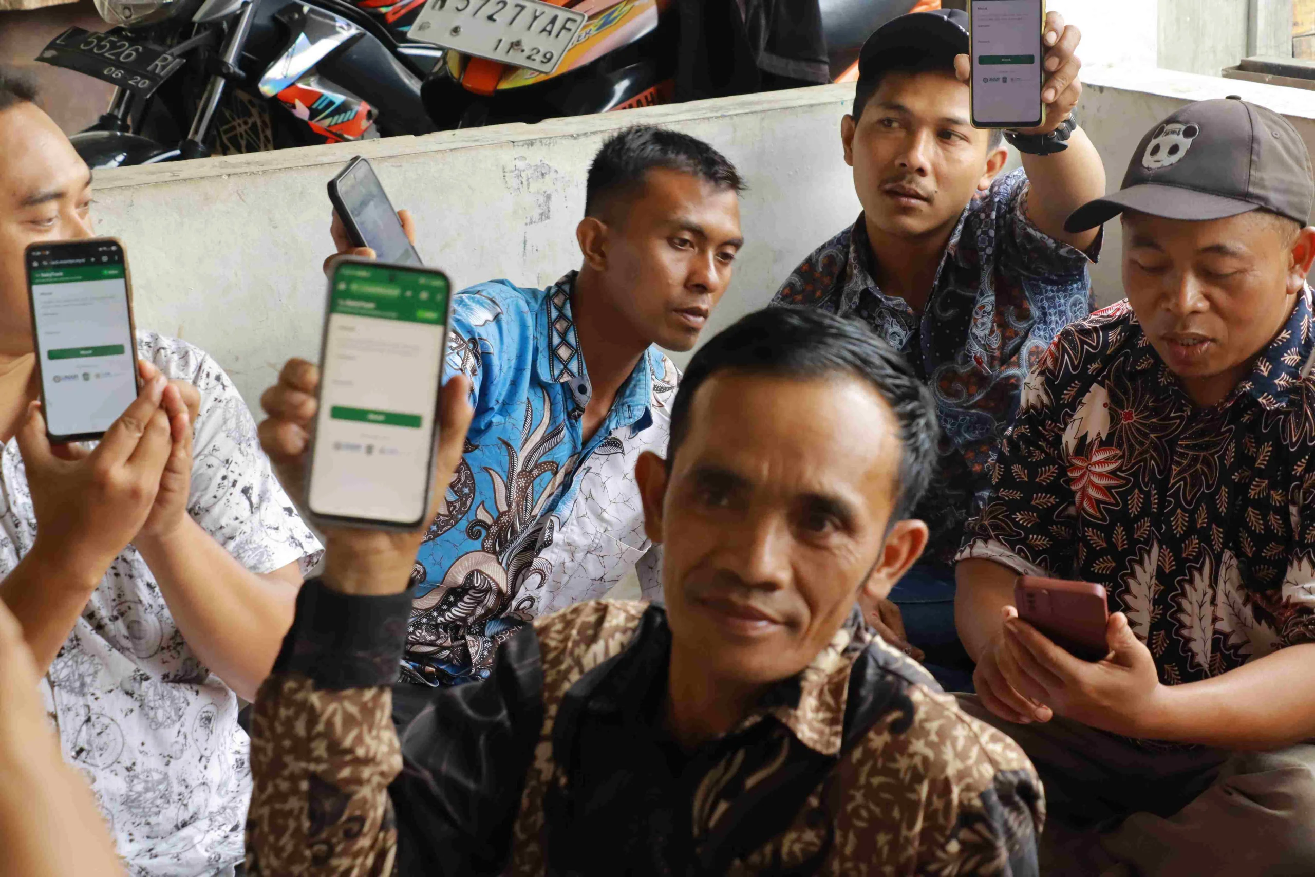 Poktan Wonosari, Desa Burno, Kecamatan Senduro, Lumajang melakukan uji coba penggunaan aplikasi DairyTrack, Sabtu (24/10/2026)