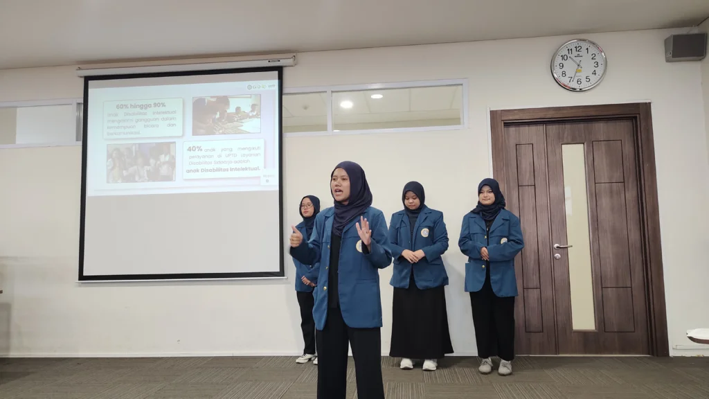 Salah satu tim peserta mempresentasikan gagasan inovasinya di hadapan dewan juri pada babak Final Kompetisi Ilmiah Mahasiswa (KIM) 2026 di Gedung GKB Kampus MERR-C UNAIR, Minggu (25/10/2026). (Foto: Dok. Garuda Sakti)