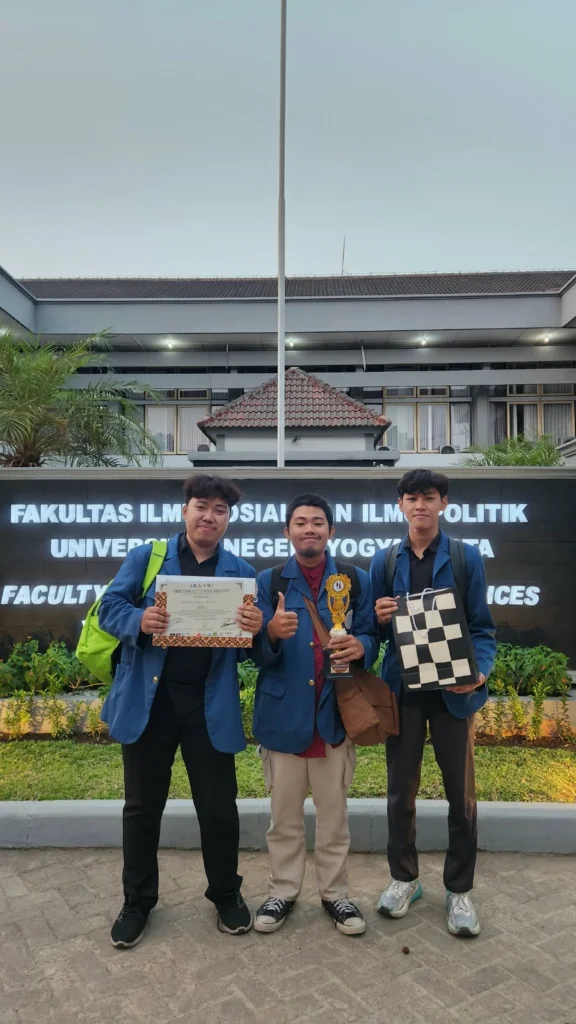 FOTO dari kiri ke kanan Izzul Islamy Buyung Agustian (kiri), Galih Dien Fu'adi (tengah), dan Bahrul Ulum Assidiqi (kanan). (Foto: Istimewa)