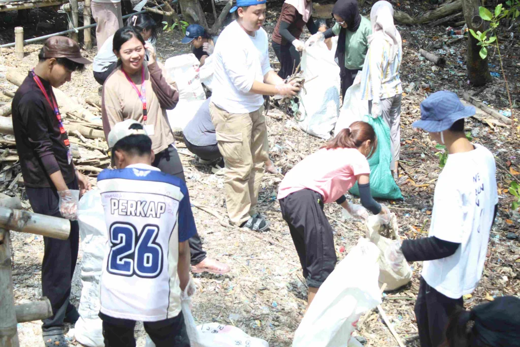 Dorong Perlindungan Kawasan Pesisir, BEM FISIP Melakukan Penanaman Tanaman Mangrove