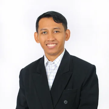 Seorang laki-laki mengenakan jas hitam dan tersenyum. Ia adalah Dosen Teknik Lingkungan UNAIR, Danar Arifka Rahman ST MT