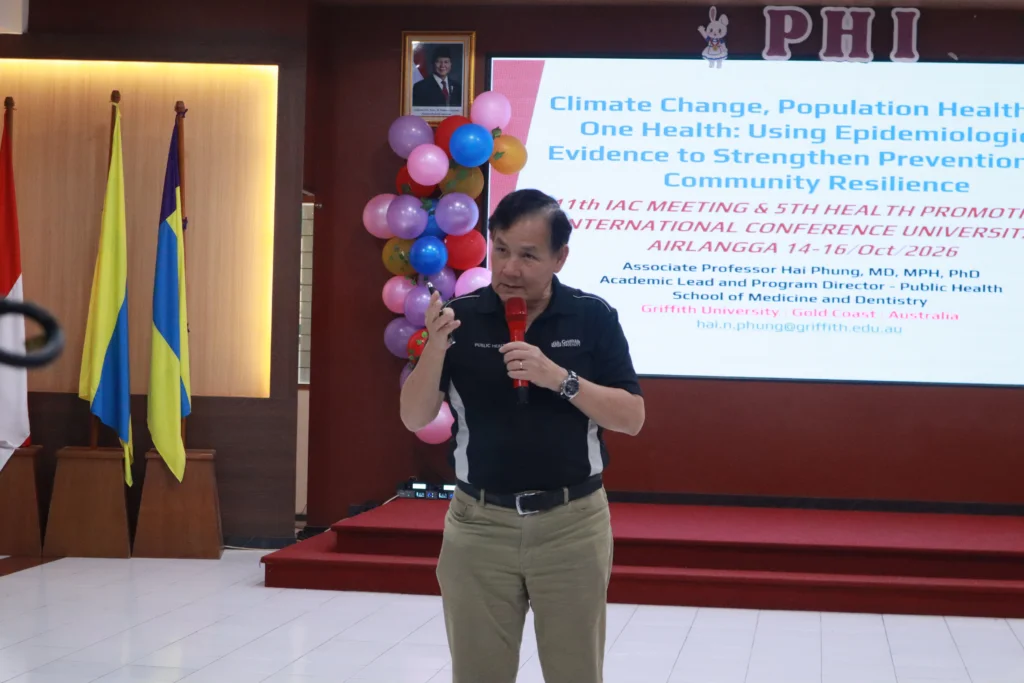 Dr Hai Phung memaparkan materi secara luring di Aula Soemarto FKM. (Foto: Istimewa).