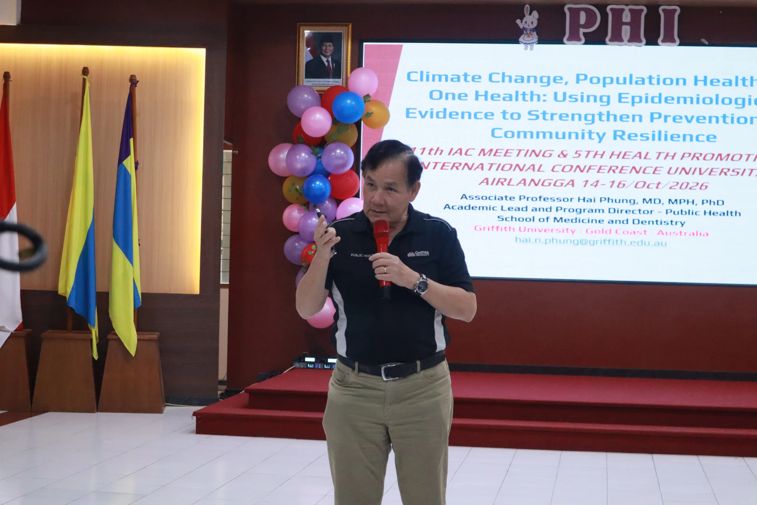 Dr Hai Phung memaparkan materi secara luring di Aula Soemarto FKM. (Foto: Istimewa).