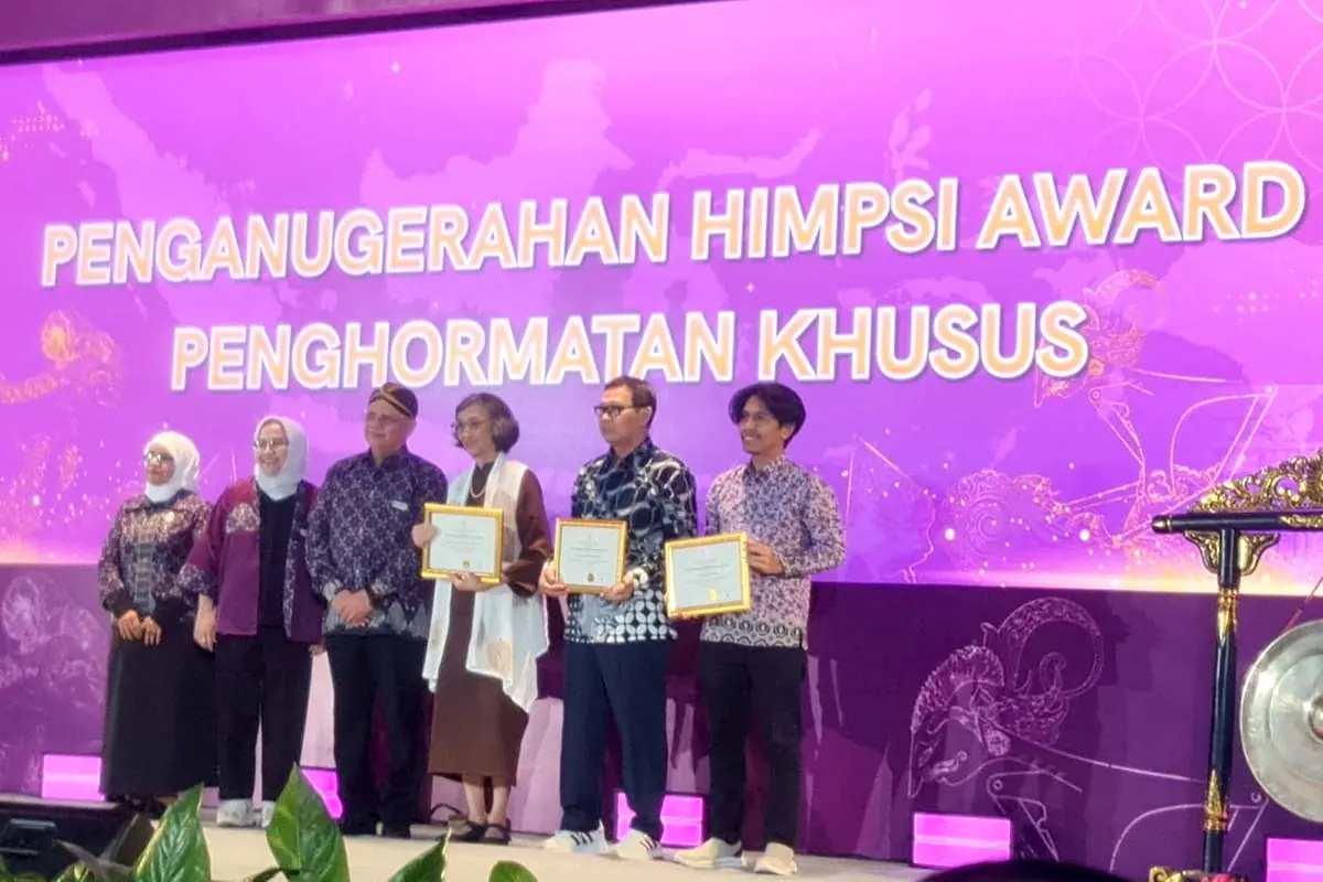 Prof Dr Seger Handoyo MSi Psikolog dan Dr Rahkman Ardi MPsych mendapat penghargaan khusus pada Kongres XV HIMPSI (Foto : istimewa)