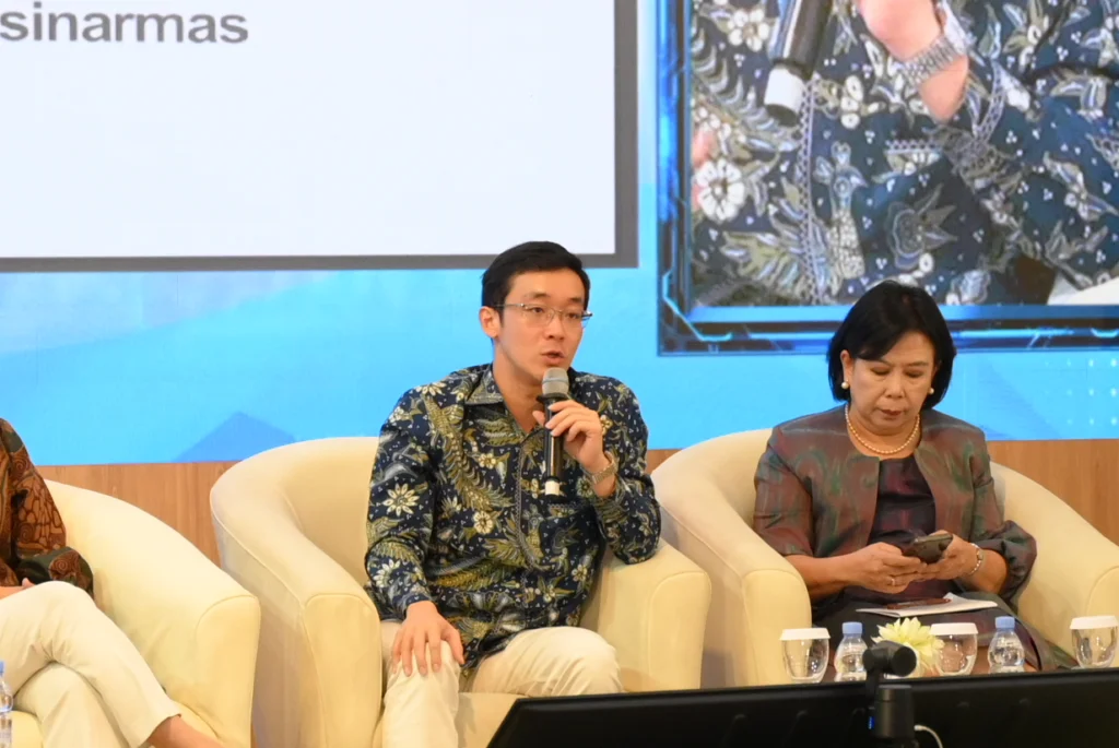 Gumarus Dharmawan William, Chief Executive Officer (CEO) PT Sejahtera Bersama Nano, menjelaskan skema tokenisasi obligasi negara INDON34 untuk memperluas akses investasi bagi mahasiswa dalam seminar Digital Financial Literacy 2026 di Aula Fajar Notonegoro, Senin (12/10/2026). (Foto: Humas UNAIR)
