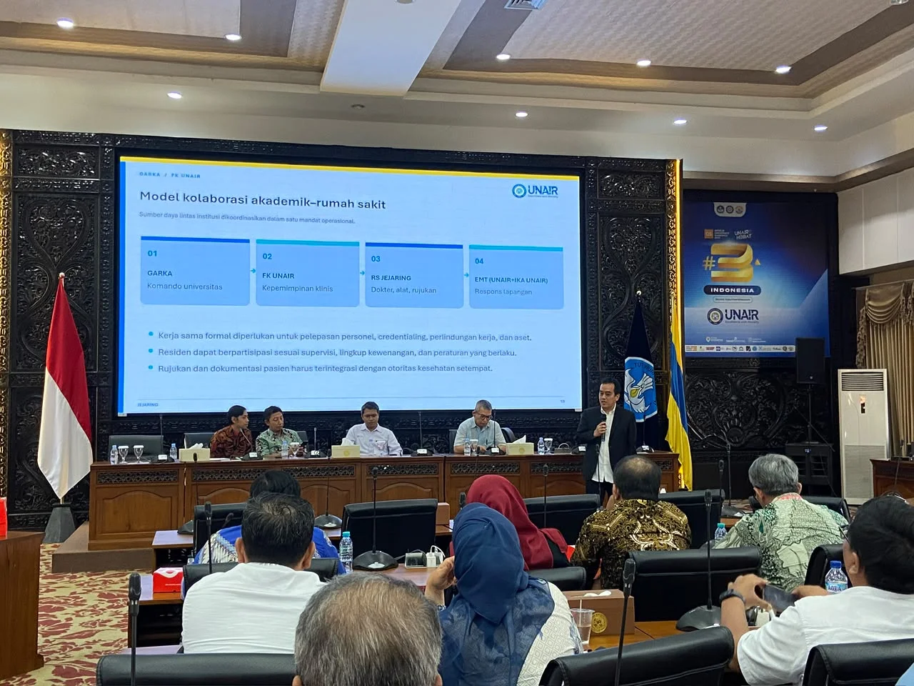 Dr dr Abdullah Machin SpN Subsp NKI(K) memaparkan materi EMT, Jumat (16/10/2-26). (Foto: AGT UNAIR)