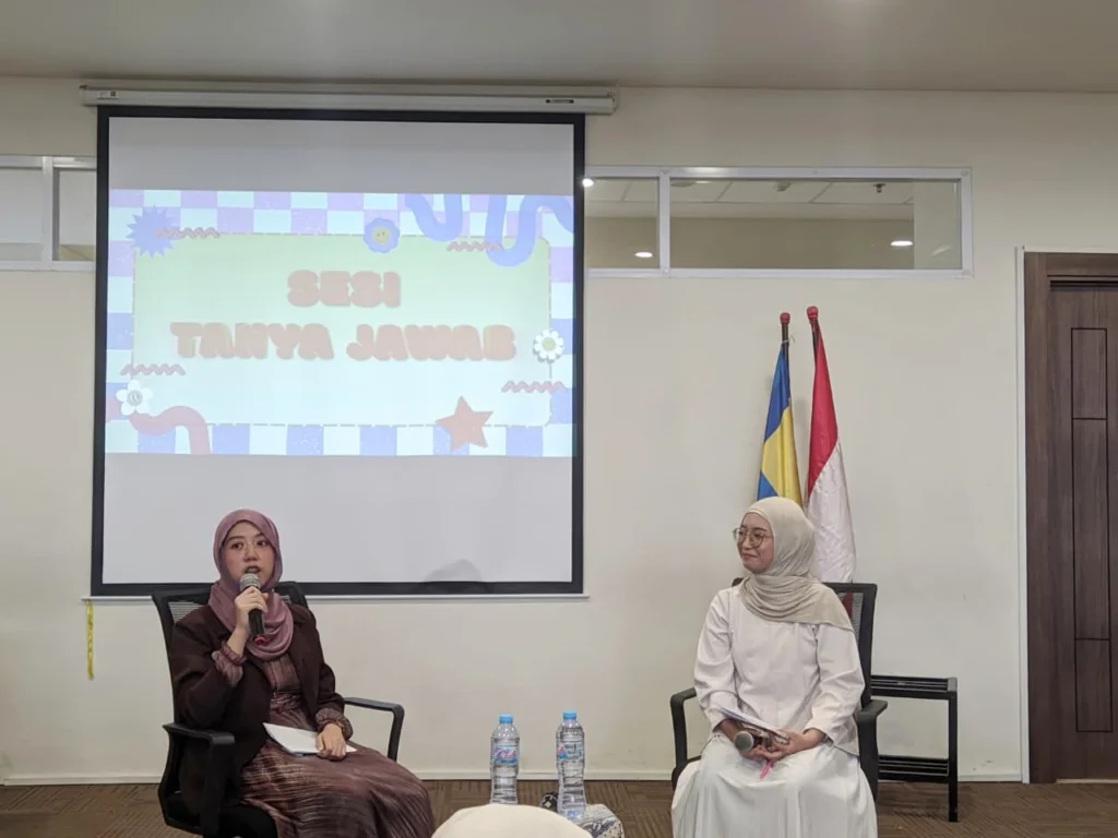 Endah Nabila Sutrisno Putri sebagai pemateri (sebelah kiri) dan Rani Nur Rohma sebagai moderator (sebelah kanan) dalam sesi tanya jawab di acara Seminar Beasiswa From Apply to Awardee pada Minggu (18/10/2026). (Foto; Ainnur Ayu Nanda Agustin)