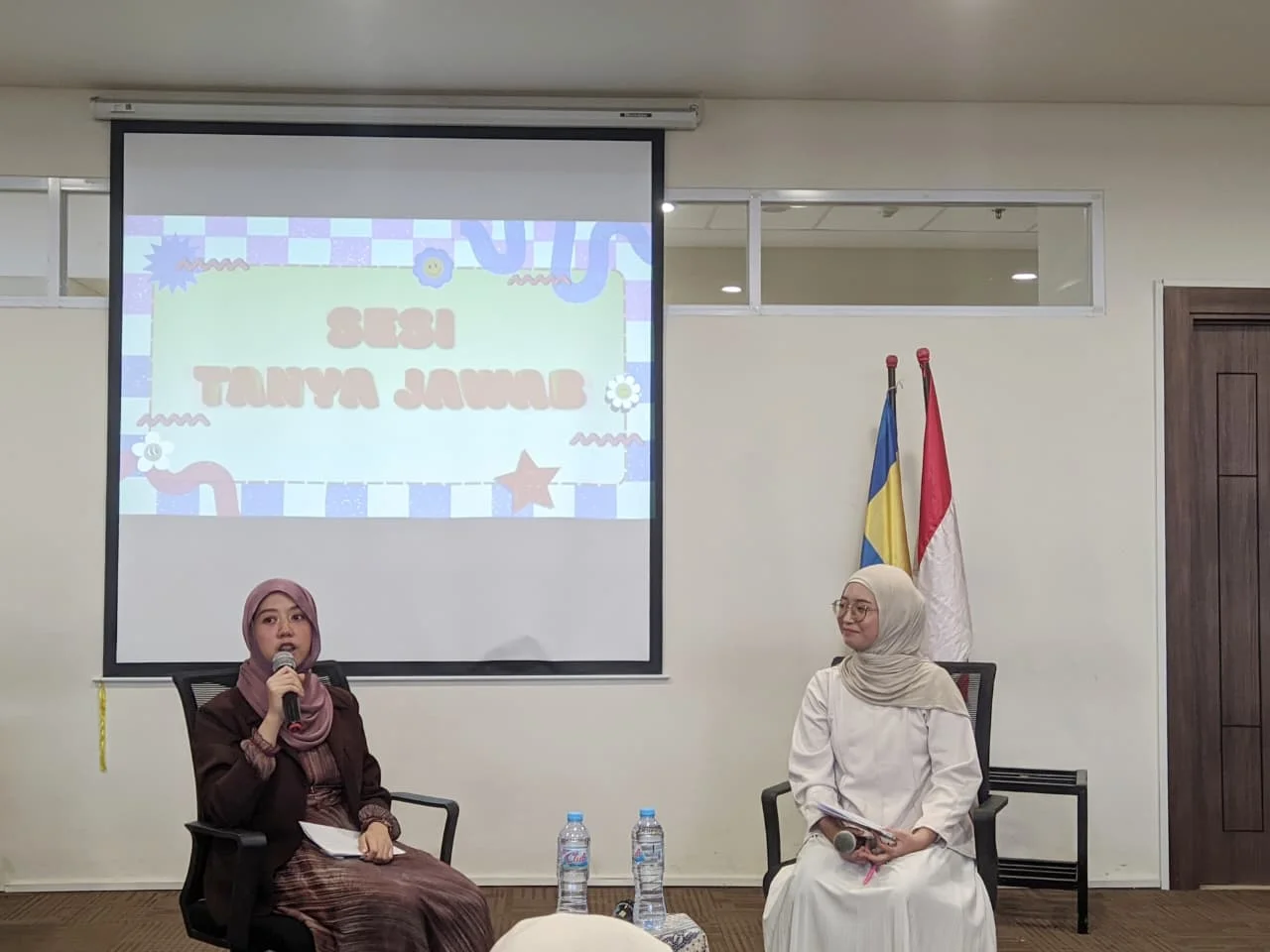 Endah Nabila Sutrisno Putri sebagai pemateri (sebelah kiri) dan Rani Nur Rohma sebagai moderator (sebelah kanan) dalam sesi tanya jawab di acara Seminar Beasiswa From Apply to Awardee pada Minggu (18/10/2026). (Foto; Ainnur Ayu Nanda Agustin)